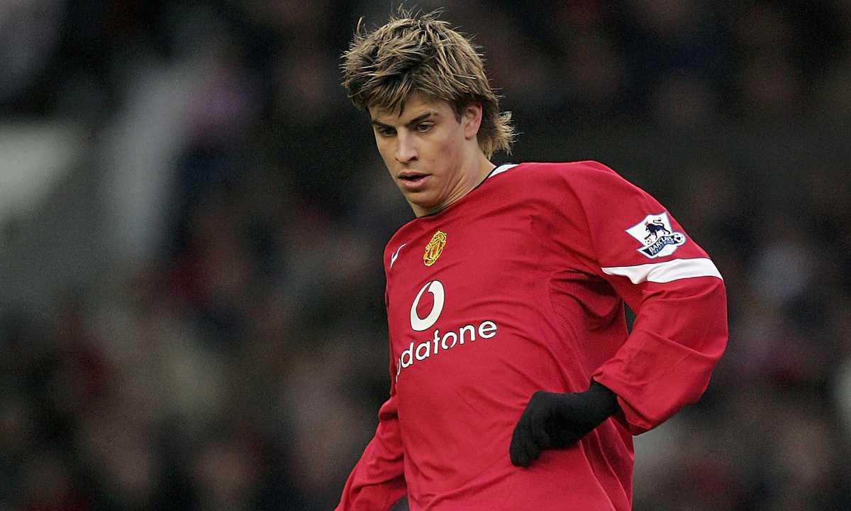 Gerard Pique saat masih membela Manchester United. Copyright: JOE