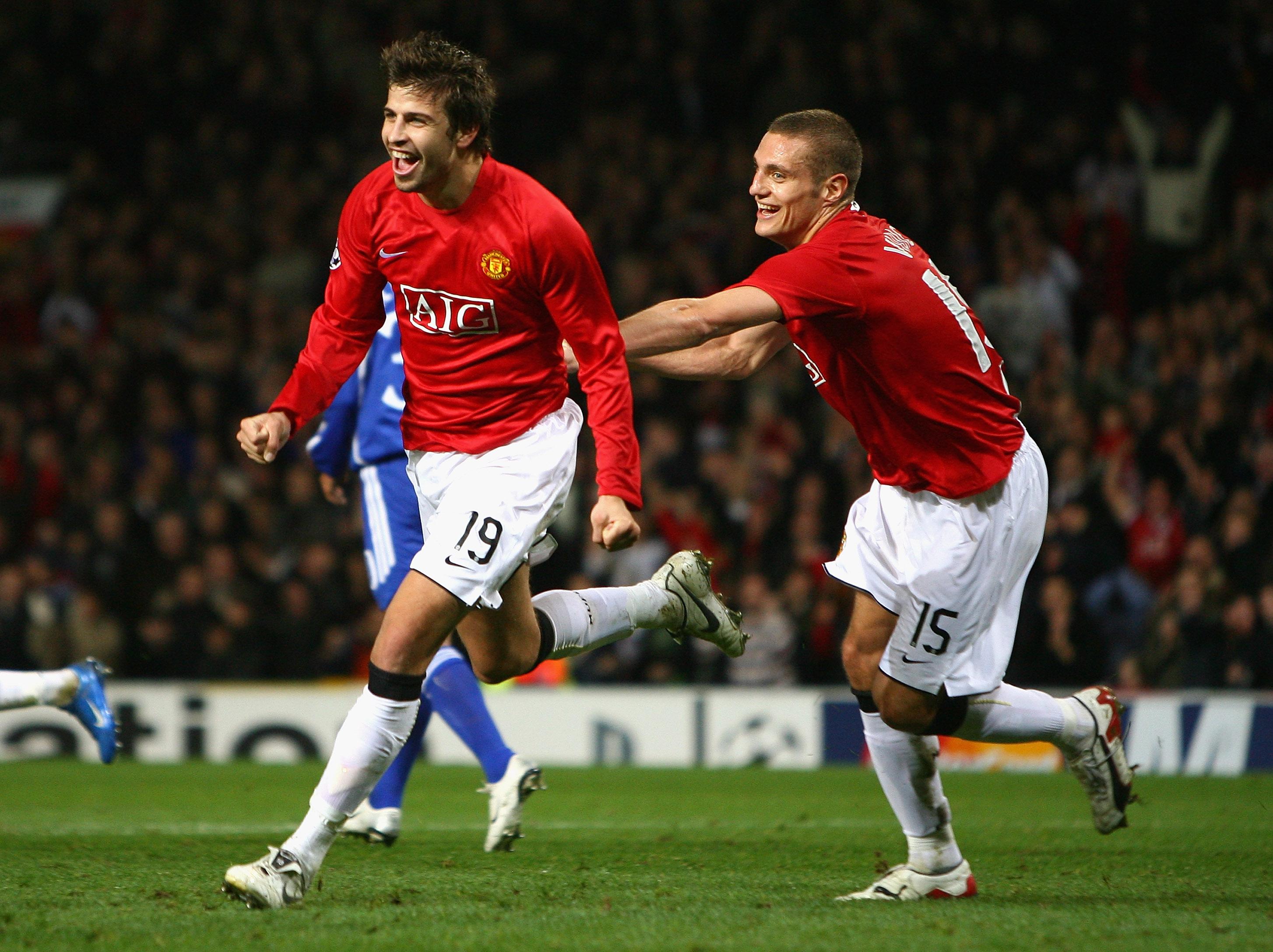 Gerard Pique (kiri) merayakan gol bersama Nemanja Vidic (kanan) kala masih memperkuat Manchester United. Copyright: INDOSPORT