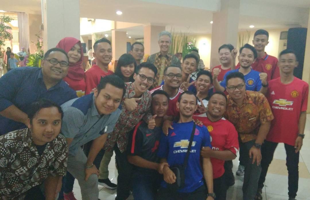 Ganjar Pranowo bersama komunitas IndoManUtd wilayah Semarang di acara pernikahan. Copyright: Instagram/@ganjar_pranowo