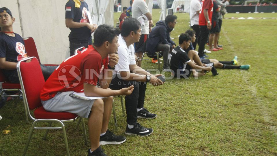 Indra Sjafri sedang mengamati pertandingan AIA Championship 2018. Copyright: INDOSPORT/Abdurrahman.R