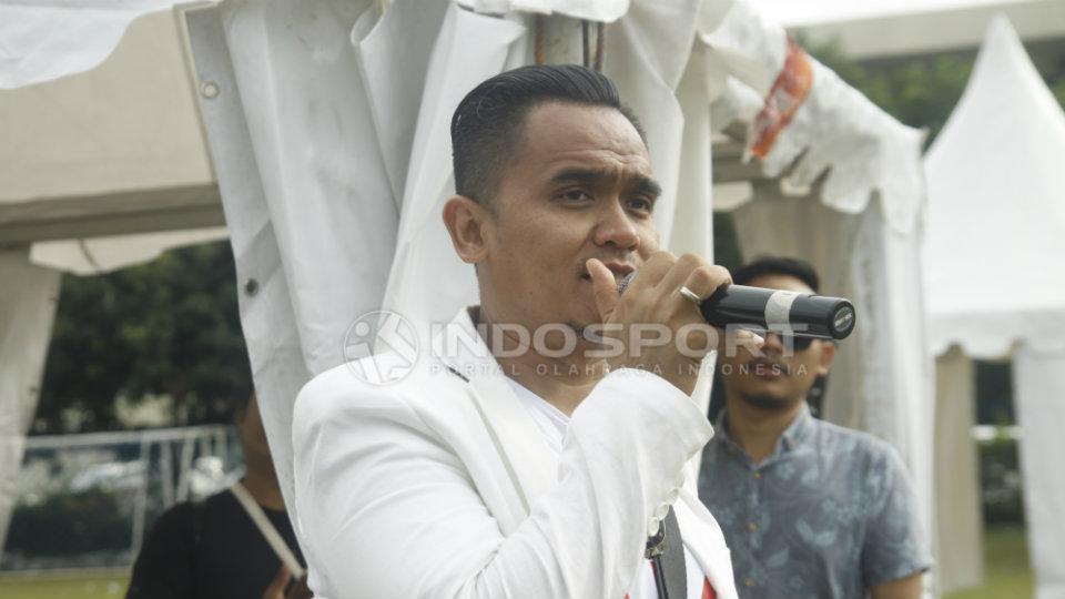 Valentino Jebret Simanjuntak menjadi komentator dalam AIA Championship 2018. Copyright: INDOSPORT/Abdurrahman.R