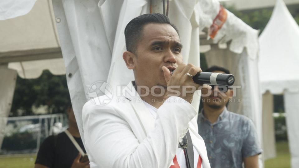 Valentino Jebret Simanjuntak salah satu komentator pertandingan sepak bola Indonesia. - INDOSPORT