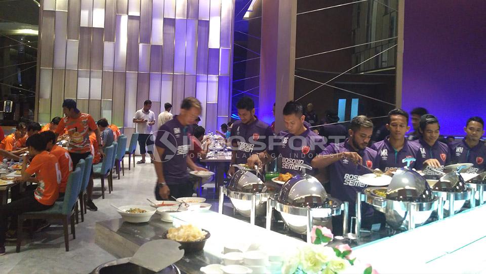 Empat Tim Peserta PSM Super Cup Cair Dalam Suasana Makan Malam. Copyright: Reno Firhad Rinaldi/Indosport.com