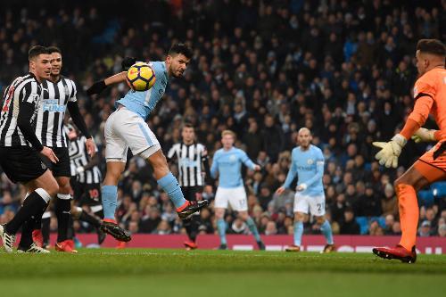 Gol tandukan Aguero. Copyright: Premier League