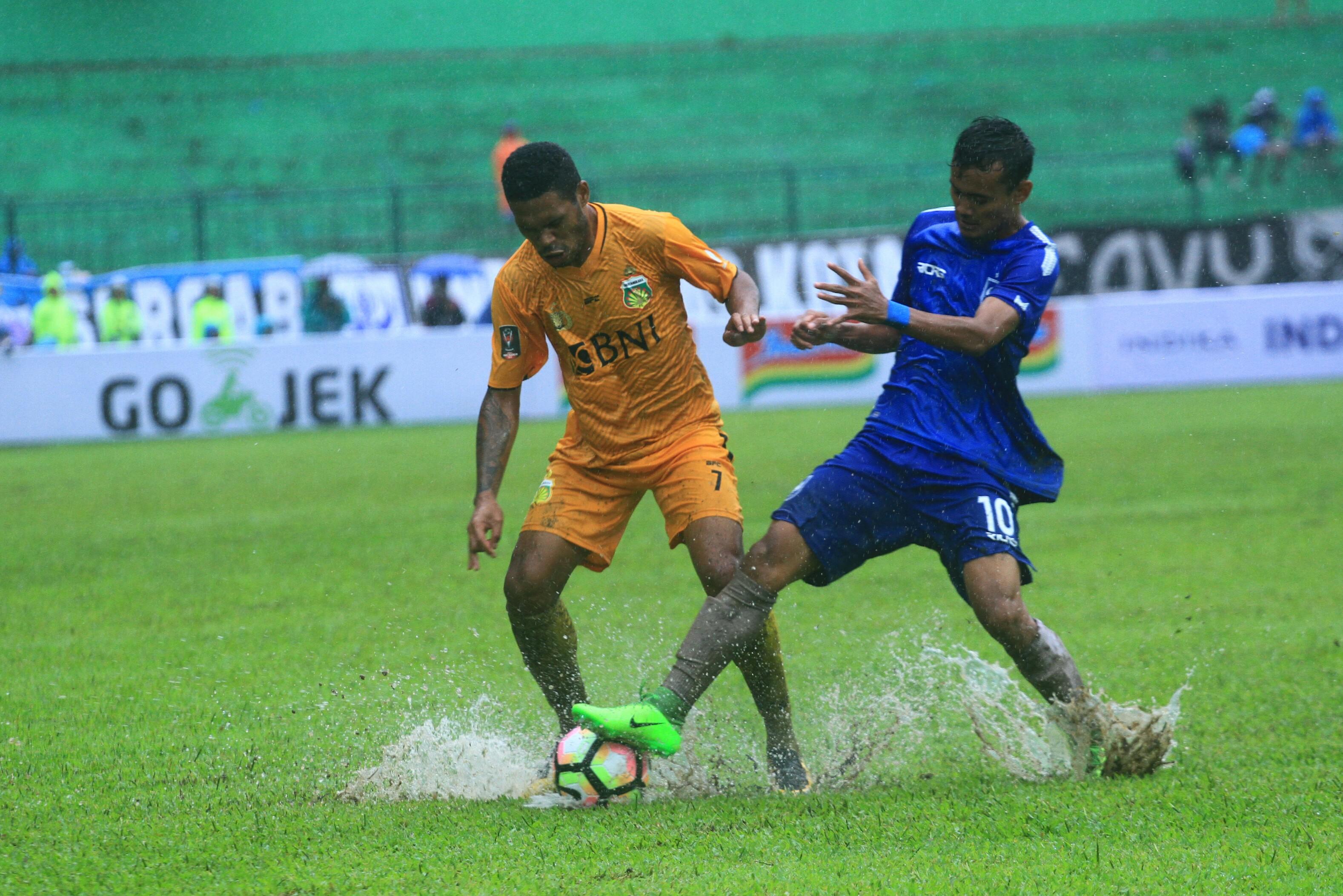 Vendry Mofu saat berkubang dengan air saat laga Bhayangkara FC vs PSIS. FOTO: Ian Setiawan/Indosport.com Copyright: Ian Setiawan/Indosport.com