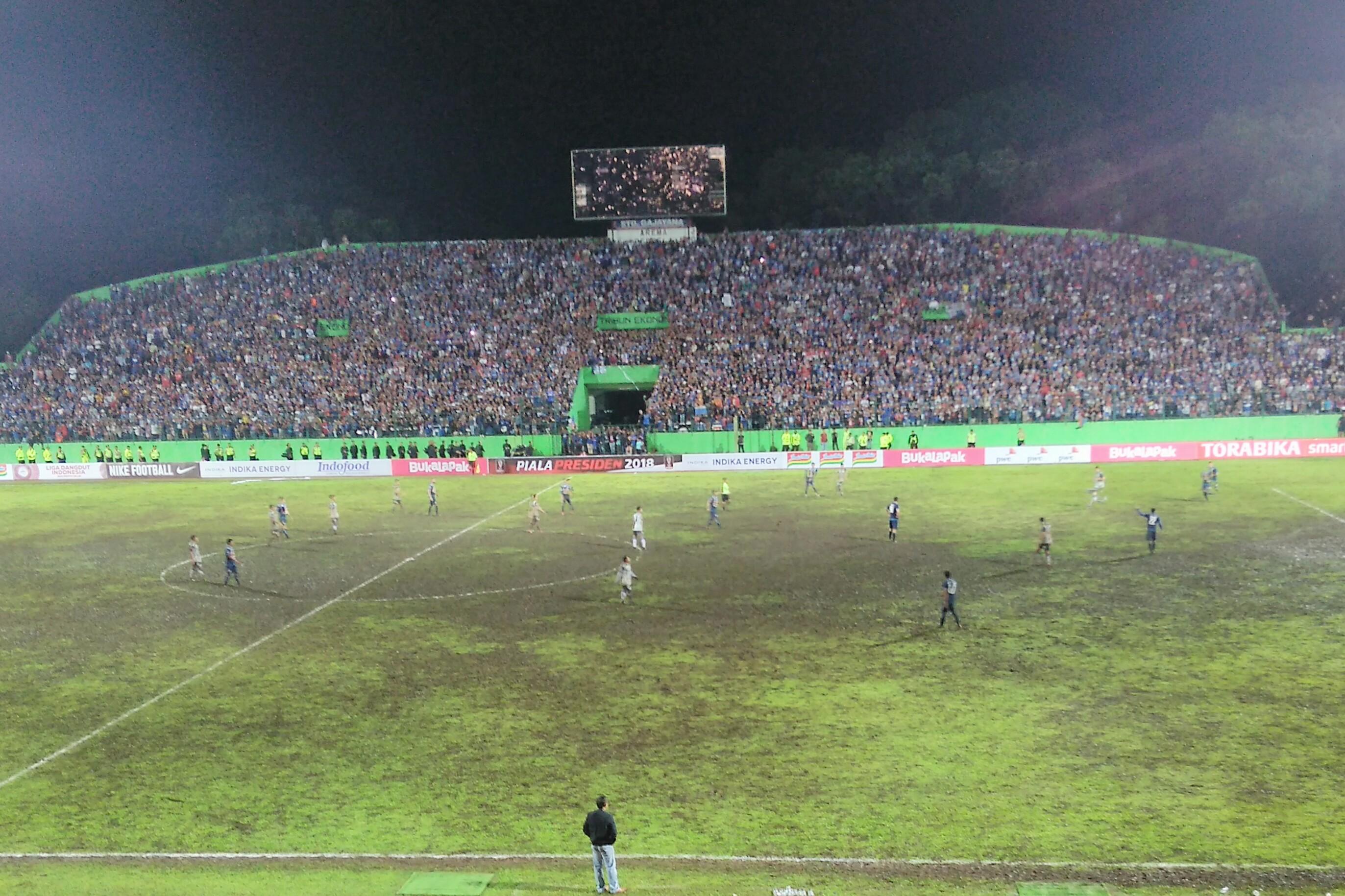 Kondisi Stadion Gajayana penuh lumpur. Copyright: Ian Setiawan/Indosport.com