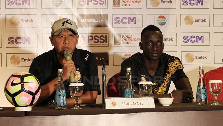 Pelatih Sriwijaya FC, Rahmad Darmawan (kiri) dan Makan Konate dalam jumpa pers. Copyright: Muhammad Ginanjar/INDOSPORT