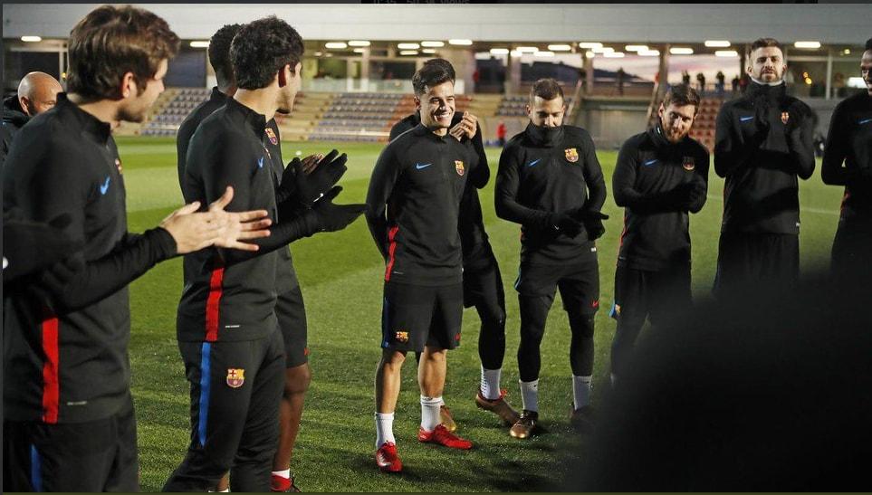 Lionel Messi dan Pique terlihat menyambut Coutinho di latihan klub Copyright: Twitter
