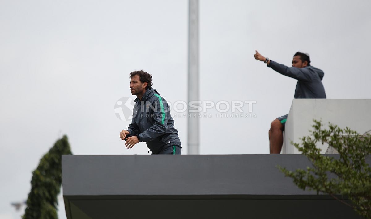 Pelatih Luis Milla (kiri) memberikan arahan kepada para pemainnya dari atas atap tribun Lapangan ABC. Herry Ibrahim