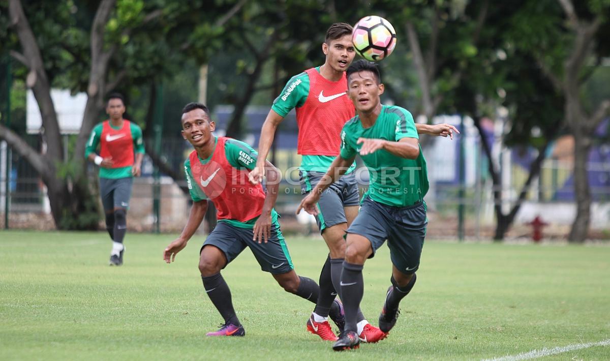 Pemain muda Persib Bandung, Henhen Herdiana (kanan) mengejar bola. Herry Ibrahim