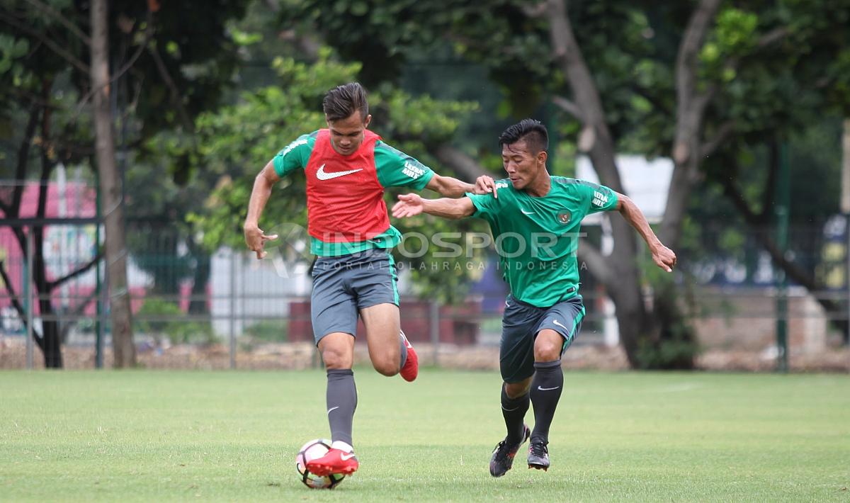 Duel dua pemain muda asal Persija Jakarta, Rezaldi Hehanusa (kiri) dan Henhen Herdiana asal Persib Bandung. Herry Ibrahim