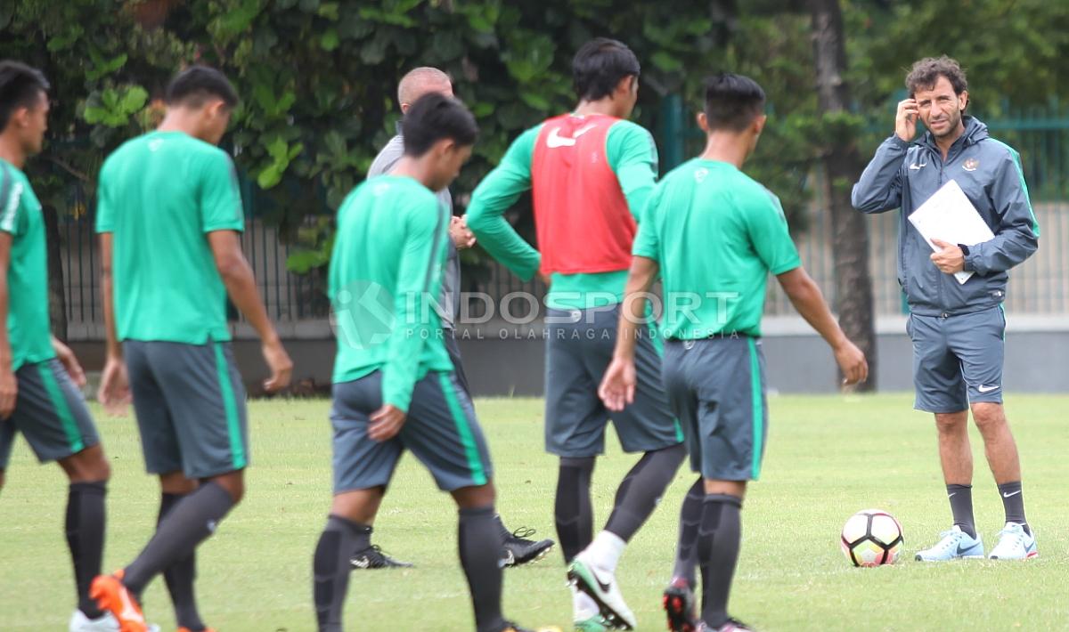 Pelatih Luis Milla (kanan) menanti para pemainnya di tengah lapangan. Herry Ibrahim