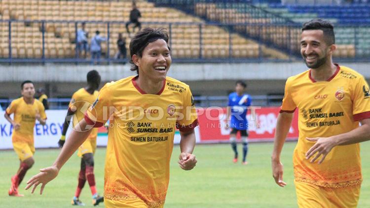 Adam Alis (kiri) melakukan selebrasinya usai berhasil mencetak gol ke gawang PSM Makassar.