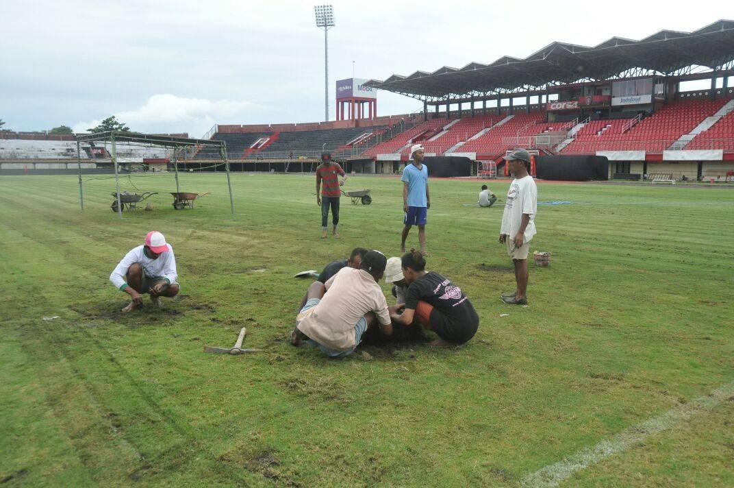 I Wayan Dipta sedan dibenahi. Copyright: Bali United