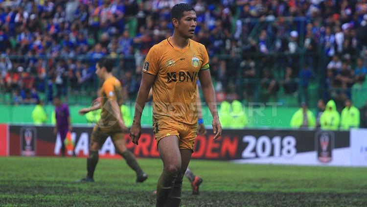 Jajang Mulyana terlihat kesusahan dengan lapangan buruk. Copyright: Ian Setiawan/INDOSPORT