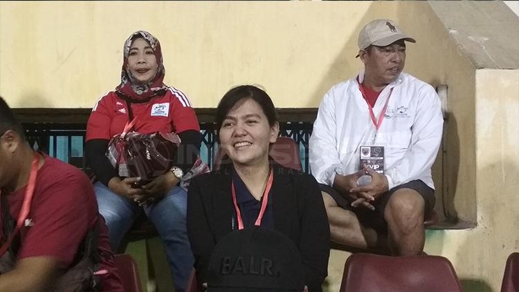 Ratu Tisha saat menyaksikan PSM Super Cup Asia 2018. Copyright: Basri/INDOSPORT