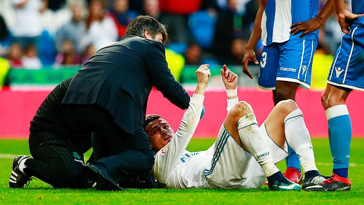 Cristiano Ronaldo terjatuh karena mengalami penderahan di bagian kepala. Copyright: INDOSPORT