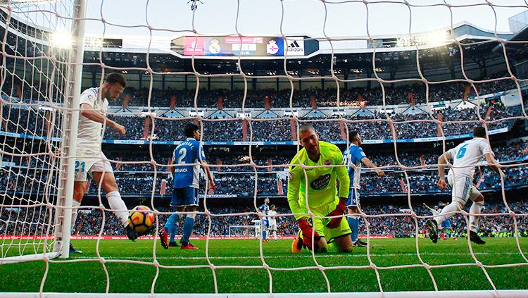 Kiper Deportivo Coruna, Ruben Martinez Andrade tampak lesu setelah gawangnya dibobol Gareth Bale.