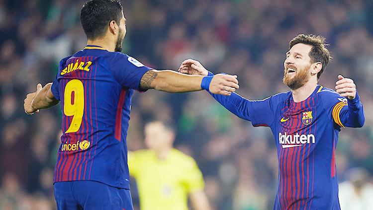 Luis Suarez (kiri) dan Lionel Messi akan melakukan selebrasi. Copyright: INDOSPORT