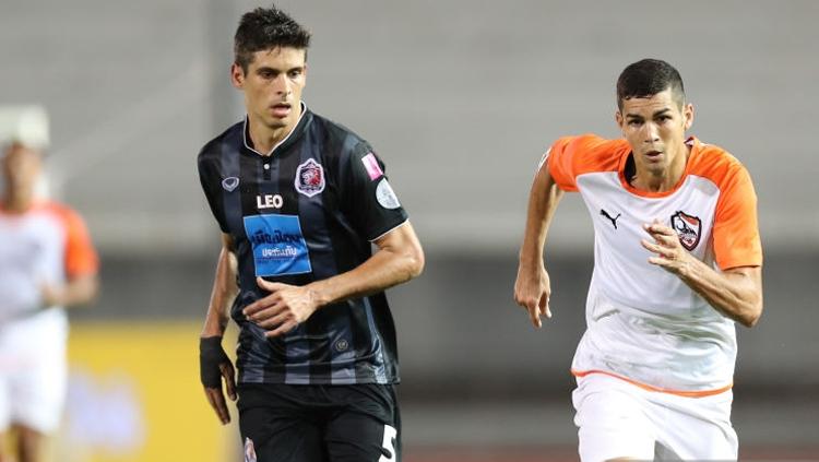 Klub Liga 1, Bali United, dirumorkan tertarik mendatangkan penyerang asal Brasil yang pernah jadi juara Liga Thailand, Cleiton Silva (kanan).