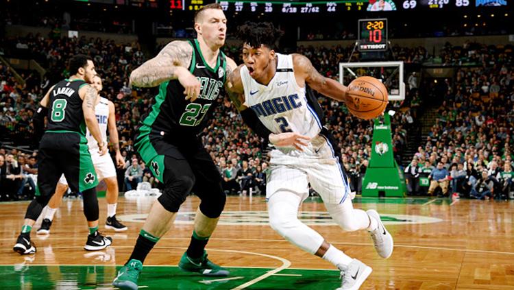 Duel Elfrid Payton (kanan) dengan pemain Boston Celtics. Copyright: INDOSPORT