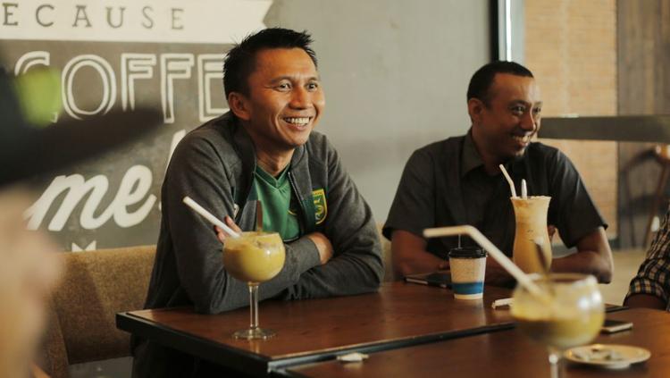 Presiden Klub Persebaya, Azrul Ananda berbincang santai dengan perwakilan Bonek. Copyright: persebaya.id