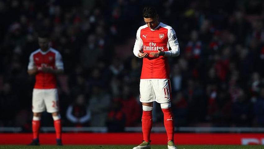 Mesut Ozil dan Shkodran Mustafi berdoa jelang laga.