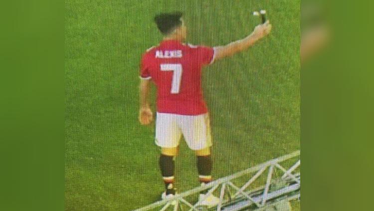Beredar foto Alexis Sanchez mengenakan jersey Man Utd bernomor punggung 7 yang dulu milik Cristiano Ronaldo Copyright: Instagram