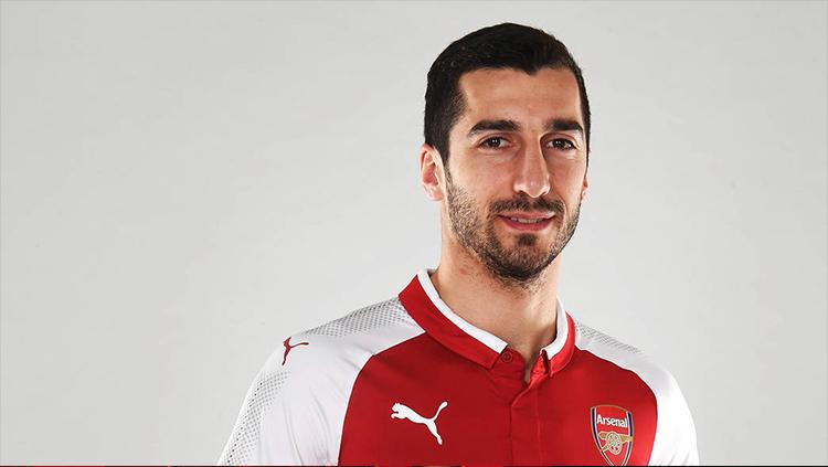 Henrikh Mkhitaryan resmi ke Arsenal. Copyright: Arsenal