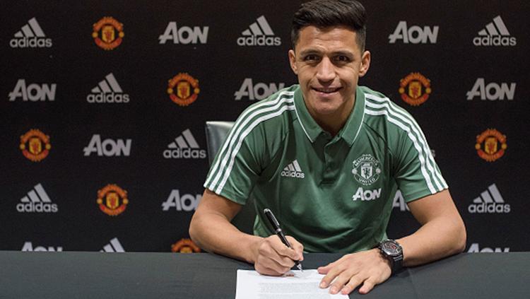 Alexis Sanchez resmi ke Man United. Copyright: INDOSPORT