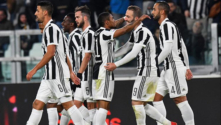 Para pemain Juventus merayakan gol Douglas Costa saat melawan Genoa. Copyright: INDOSPORT
