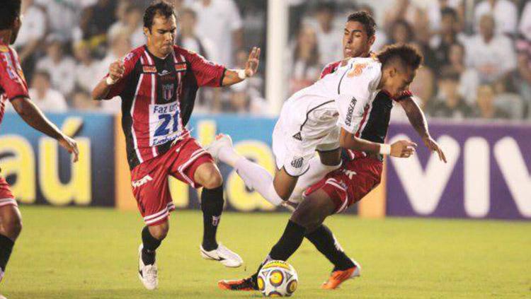Bek anyar Bali United, Demerson, ketika menghadapi Neymar pada 2012. Copyright: istimewa