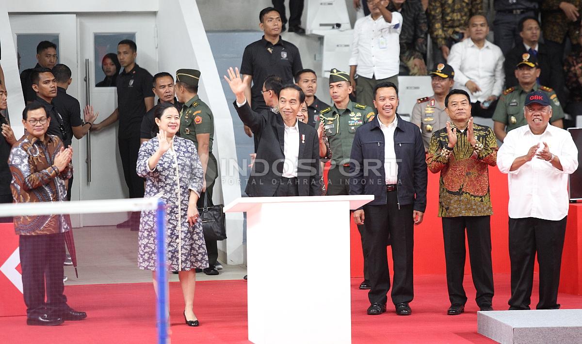 Presiden Jokowi melambaikan tangan kepada para penonton yang hadir di Istora Senayan.