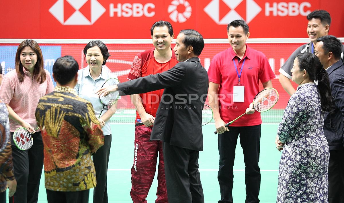 Presiden Jokowi berbincang dengan para legenda bulutangkis Indonesia.