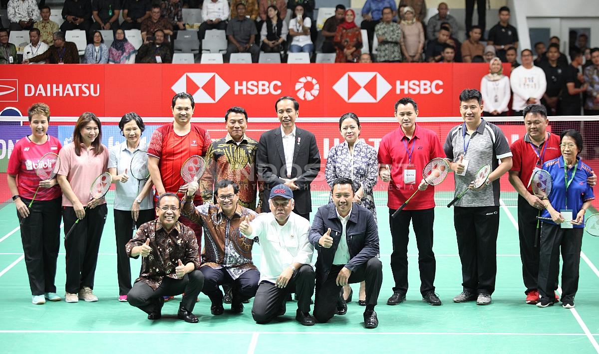 Presiden Jokowi foto bersama dengan para legenda bulutangkis Indonesia dan para menteri kabinet kerja.