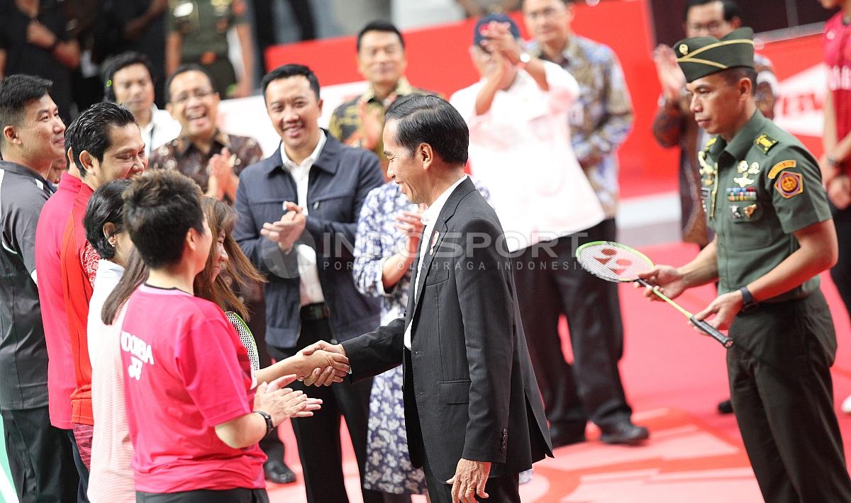 Presiden Jokowi memberikan raket kepada para legenda bulutangkis Indonesia di acara peresmian Istora Senayan.