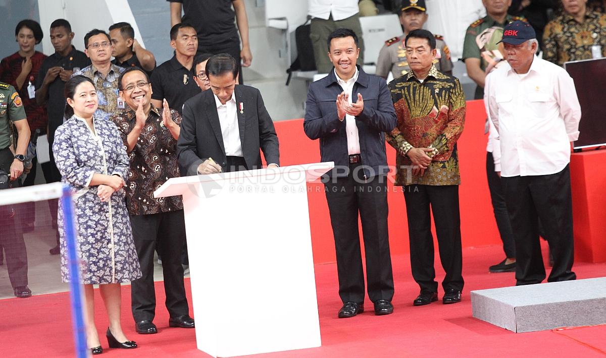 Presiden Jokowi menandatangani prasasti peresmian Istora Senayan.