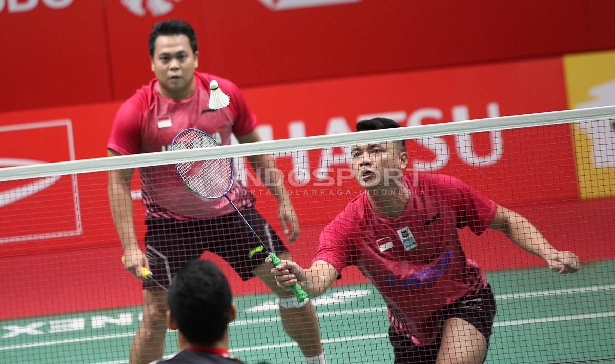 Markis Kido/Hendra Aprida Gunawan mengembalikan kok ke arah Lukhi Apri Nugroho/Tedi Supriadi.