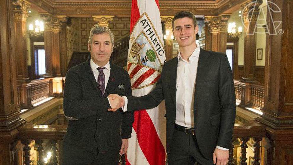 Kepa Arrizabalaga setelah perpanjang kontraknya di Athletic Bilbao. Copyright: Marca