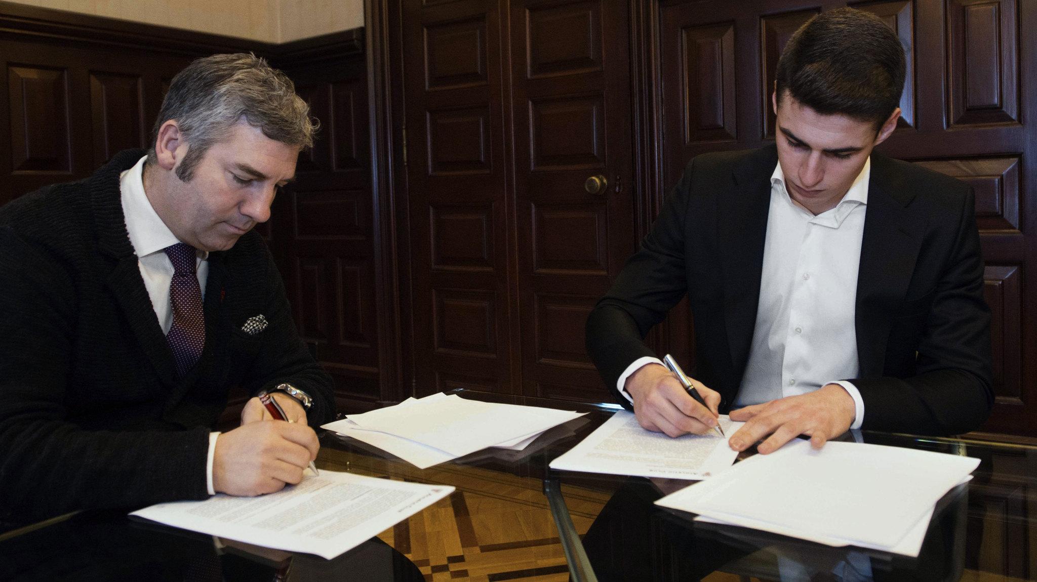 Kepa Arrizabalaga tandatangani perpanjangan kontrak. Copyright: Marca