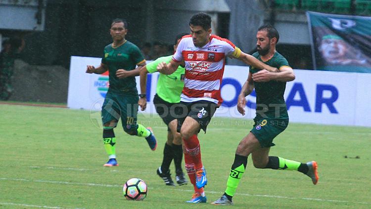 Fabiano Beltrame menjaga pergerakan Elio Martins Bruno. Copyright: Ian Setiawan/INDOSPORT