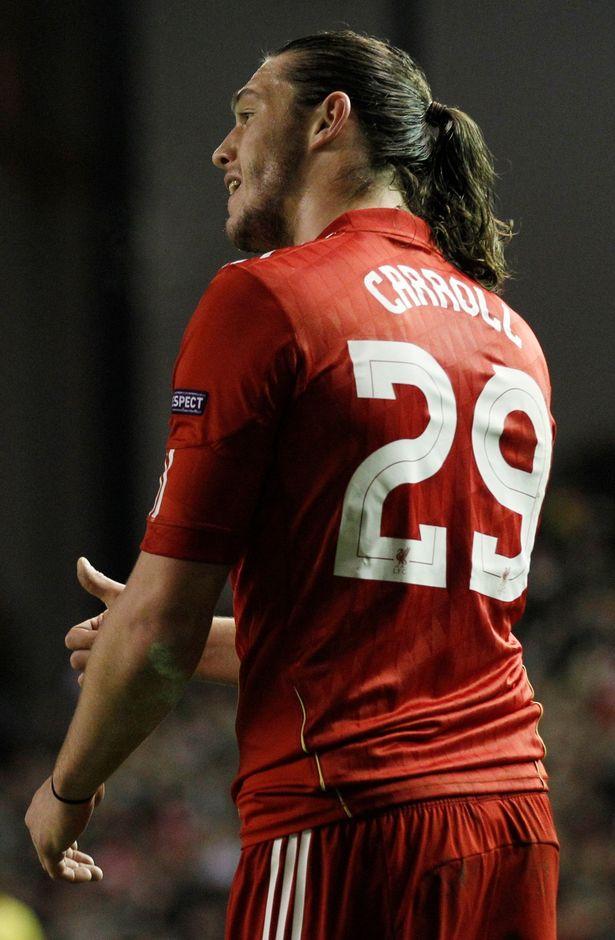 Carroll saat membela Liverpool di musim 2010/2011. Copyright: -