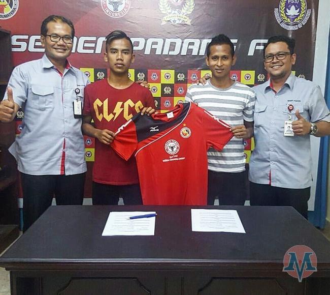 Mardiono (kedua dari kiri) ketika diperkenalkan sebagai pemain Semen Padang FC. Copyright: Metro Andalas
