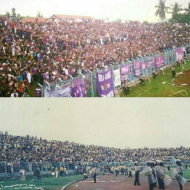 Suporter Persita (atas) dan suporter Persikota (bawah) di Stadion Benteng Copyright: Photagram