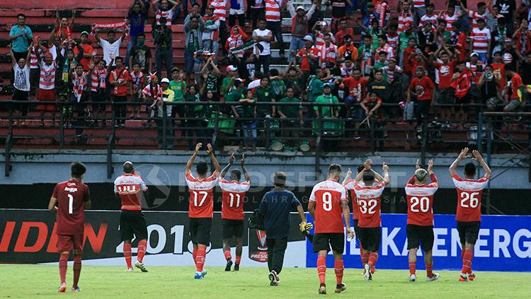 Para pemain Madura United melambaikan tangan kepada suporter. Copyright: Ian Setiawan/INDOSPORT