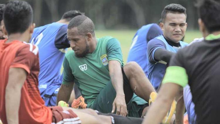 Okto Maniani (Berkaus hijau) ketiak berlatih bersama peserta seleksi Perserang, Selasa (23/1/2018). Copyright: bantenpos.co