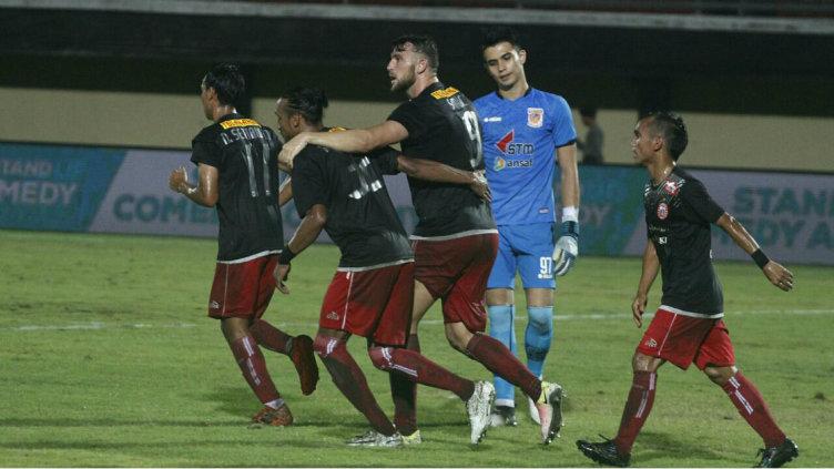 Selebrasi Marko Simic dan para pemain Persija. Copyright: Media Persija