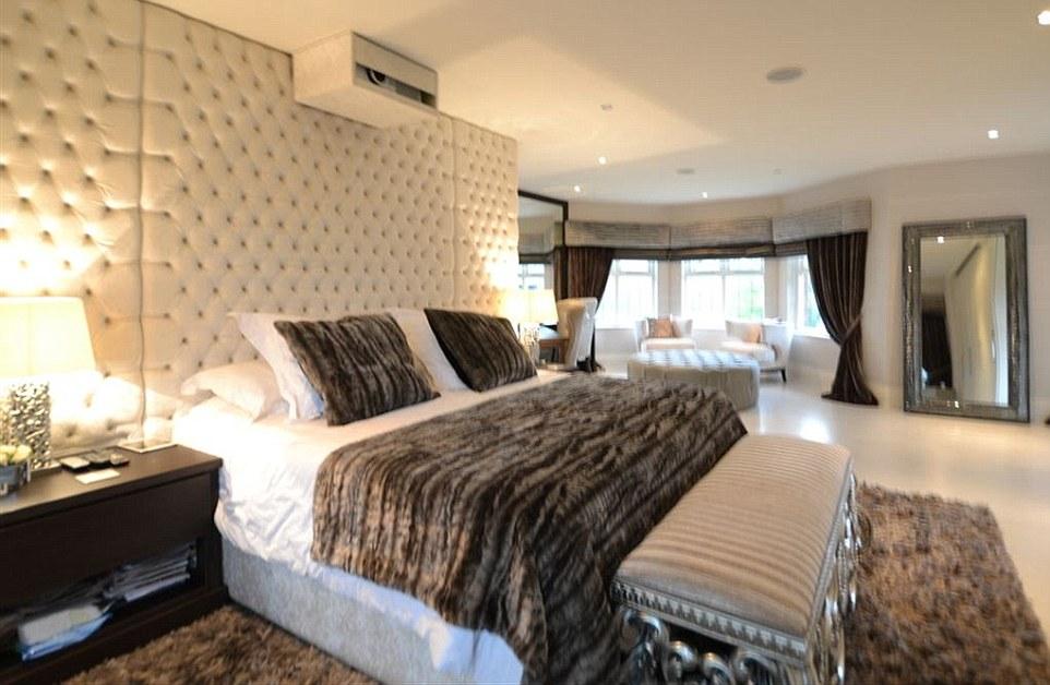 Kamar tidur yang akan menjadi tempat Sanchez beristirahat. Copyright: DailyMail