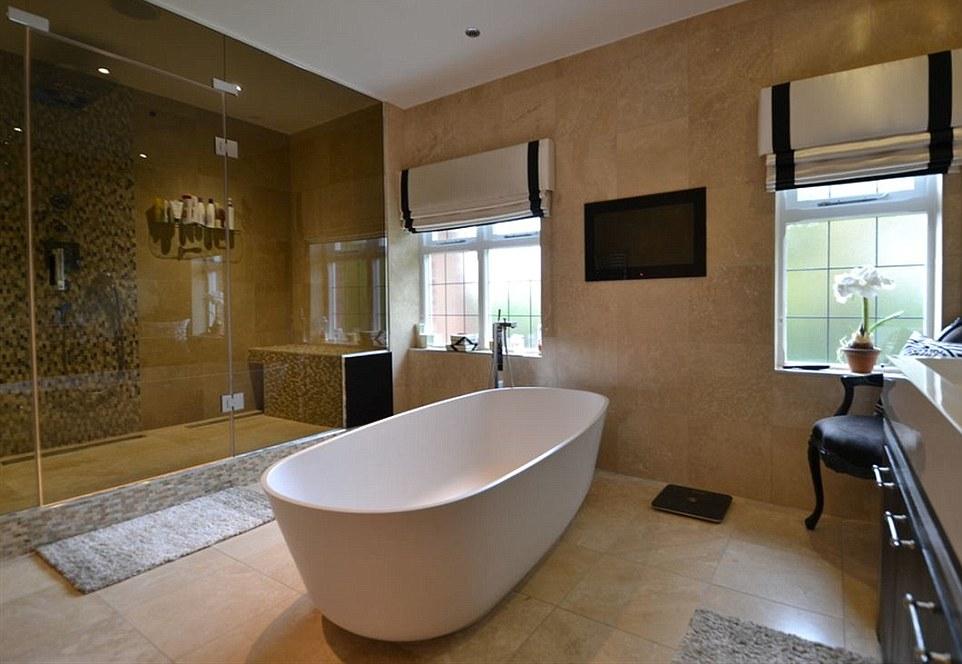 Kamar mandi mewah yang ada di rumah baru Sanchez. Copyright: DailyMail
