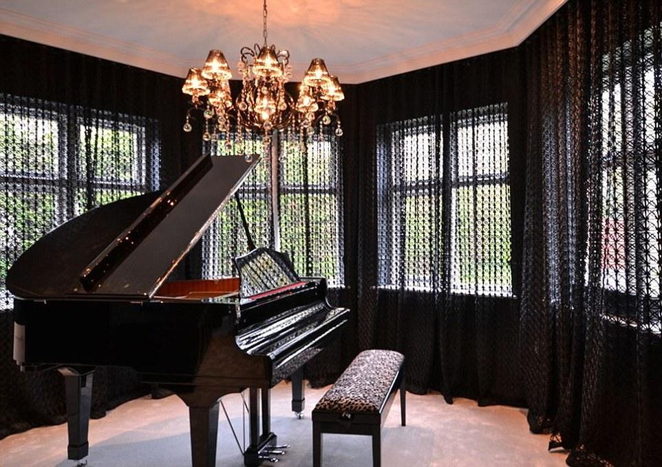 Rumah Sanchez dilengkapi ruang khusus piano. Copyright: DailyMail